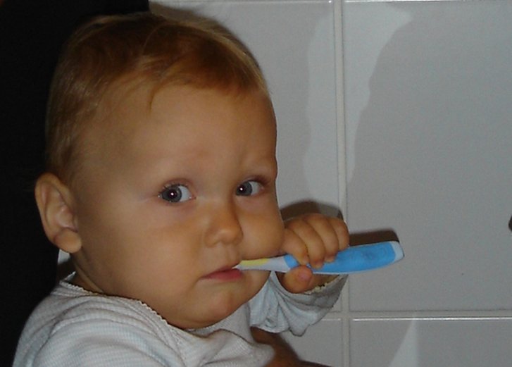 Baby-Zähne richtig putzen - Zahnpflege von Anfang an ...
