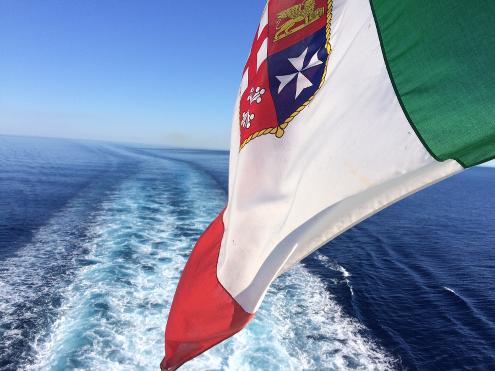 Koriska-Flagge mit Blick auf Fahrtwasser der Fähre