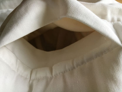 Die Anschnall-Öffnung im Rückenteil des Babyschlafsacks von ziZzz