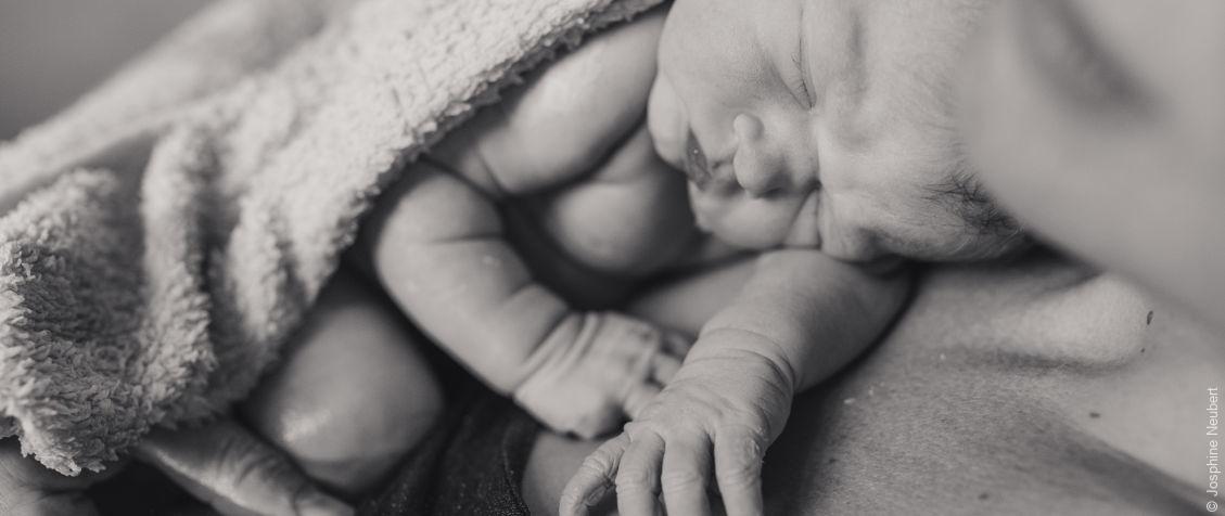 Jede Geburt ist einzigartig: Neugeborenes Baby beim Bonden