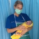 Hebamme Jana Friedrich mit Baby in Indonesien