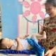 Kindersprechstunde im Geburtshaus in Indonesien