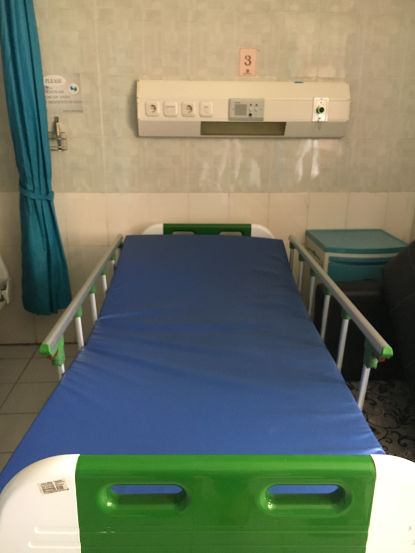 Ein Krankenhaus-Bett in Medan